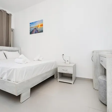 Santorini Residence, Drymades Dhermi アパート